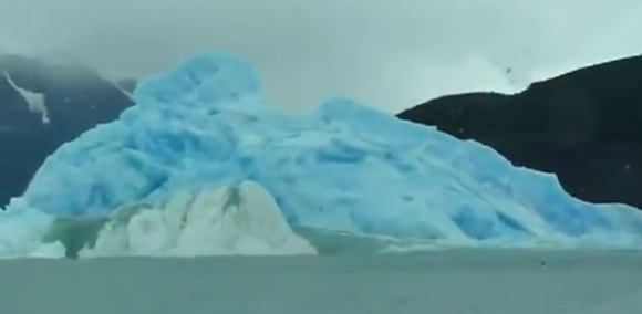 Katso videolta kuinka jäävuori kaatuu